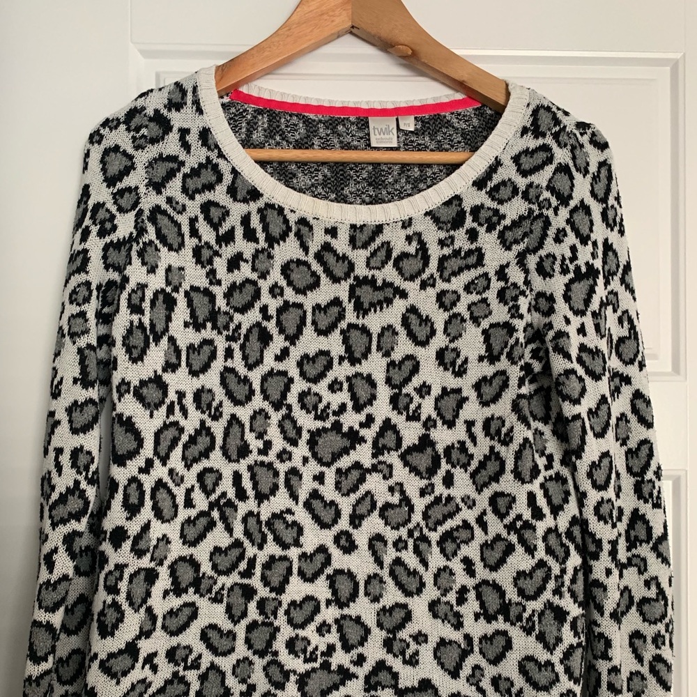 2/$30 😍 Adorable cream cheetah print sweater
